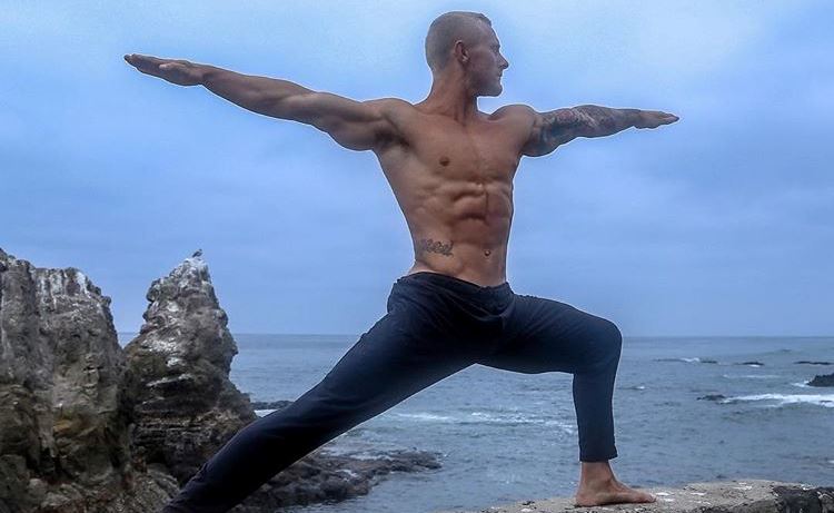 Πρώην άστεγος και τοξικομανής μετατράπηκε σε yoga master και έσωσε τη ζωή του! (φωτό)