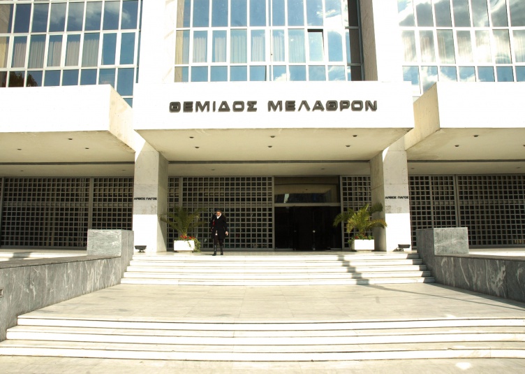 Aρειος Πάγος: Αν ο πατέρας δεν δίνει διατροφή τότε θα πληρώνουν ο παππούς και η γιαγιά