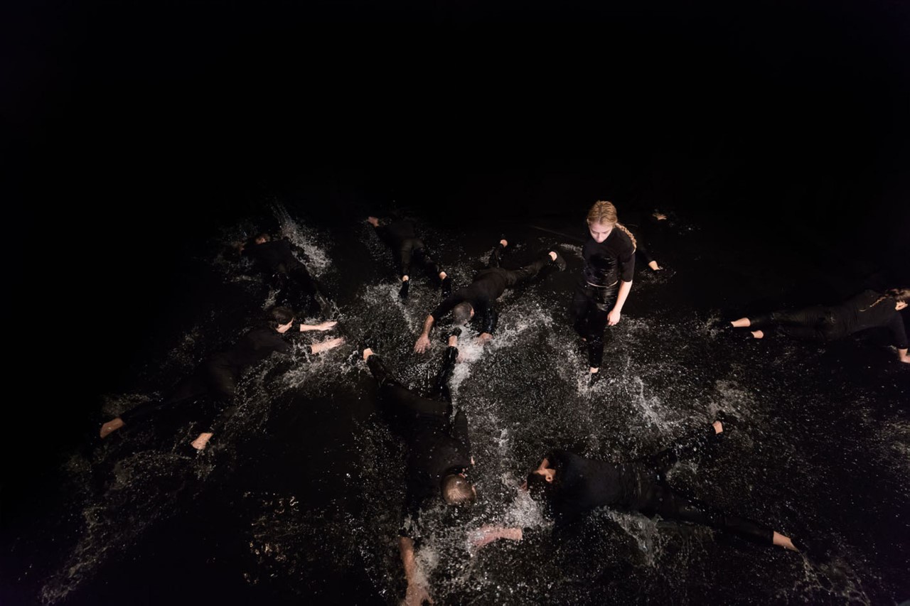 Παράσταση με 9 χορευτές μέσα σε 4 τόνους νερό στο Θέατρο ΠΚ (φωτό, βίντεο)