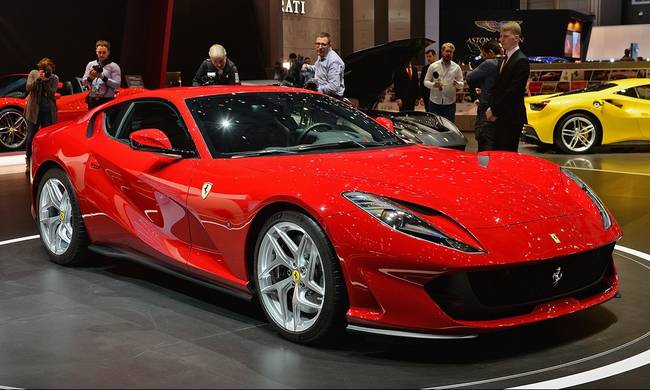 Οταν βγαίνει νέα Ferrari… τα άλλα αυτοκίνητα βαράνε προσοχή! (φωτό & βίντεο)