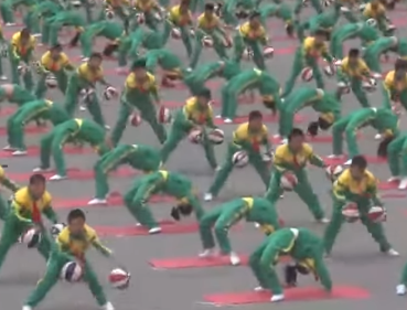 Yoga και μπάσκετ ταυτόχρονα κάνουν μαθητές σε σχολείο της Κίνας! (βίντεο)