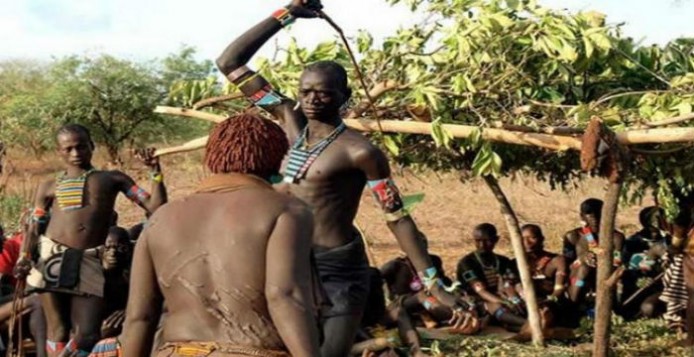 Φυλή Fulani: Η μάχη με τα μαστίγια που αναδεικνύει το θάρρος των εφήβων που ενηλικιώνονται (βίντεο)