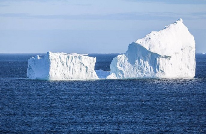 Καναδάς: Εντυπωσιακό παγόβουνο πολύ κοντά στην ακτή (φωτό, βίντεο)