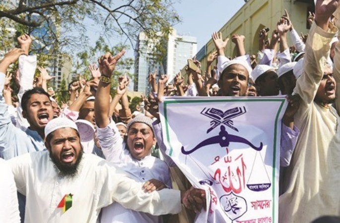 Χιλιάδες ισλαμιστές στο Μπαγκλαντές θέλουν να καταστρέψουν το άγαλμα της Ελληνίδας Θεάς Θέμιδας (φωτό) (upd)