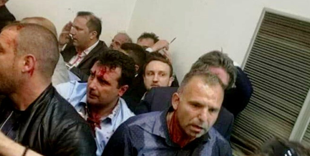 «Βουλιάζουν» στη βία τα Σκόπια – Εισβολή οπαδών του Τ.Γκρούεφσκι στη Βουλή μετά την εκλογή Αλβανού προέδρου (φωτό & βίντεο)