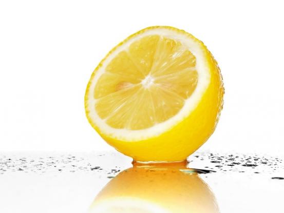 Δείτε τι θα συμβεί αν βάλετε μια φλούδα λεμονιού στο πλυντήριο πιάτων!