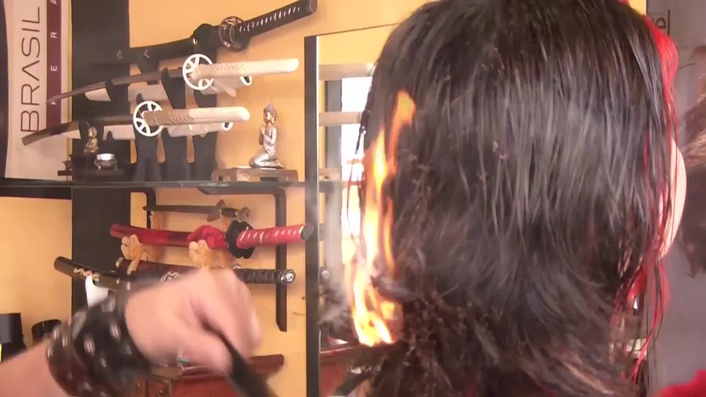 Τέτοιο κομμωτή σίγουρα δεν έχετε ξαναδεί! Καίει το μαλλί και μετά το κουρεύει με τα ειδικά σπαθιά του (βίντεο)