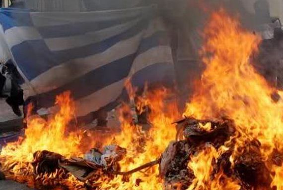 Αλβανοί του UÇÇ έκαψαν την ελληνική σημαία στους Άγιους Σαράντα – Φόβοι για πογκρόμ κατά των Ελλήνων