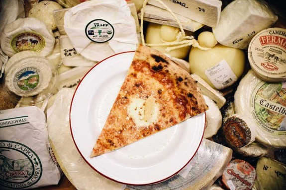 Πίτσα με 101 διαφορετικά τυριά εμπνευσμένη από… «Χελωνονιντζάκια» (φωτό)