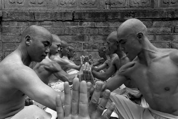 Αυτές οι φωτογραφίες μοναχών Σαολίν την ώρα που γυμνάζονται θα διαψεύσουν όλα όσα ξέρετε για τα όρια του ανθρώπινου σώματος