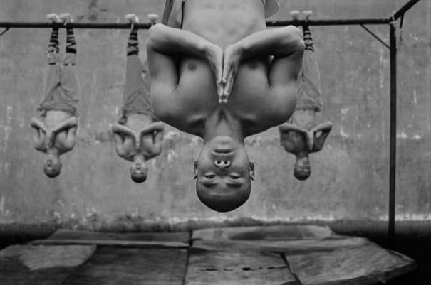 Αυτές οι φωτογραφίες μοναχών Σαολίν την ώρα που γυμνάζονται θα διαψεύσουν όλα όσα ξέρετε για τα όρια του ανθρώπινου σώματος