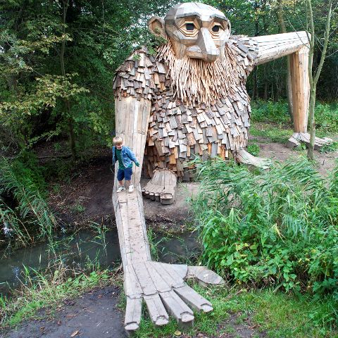 «Οι Ξεχασμένοι Γίγαντες»: Τα ξύλινα αγάλματα του Τόμας Ντάμπο που διακοσμούν τα δάση της Κοπεγχάγης (φωτό, βίντεο)