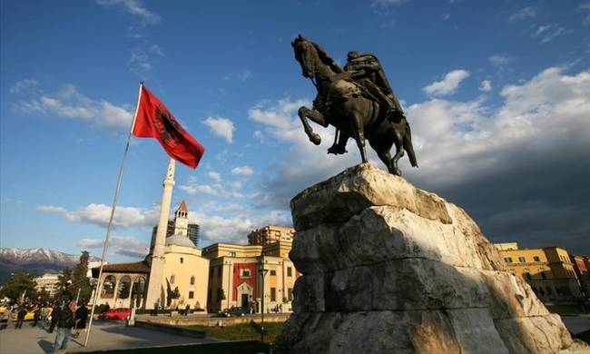 Νέα αλβανική πρόκληση στη Χειμάρρα: Απένειμαν «τίτλους τιμής» σε μουσουλμάνους της περιοχής