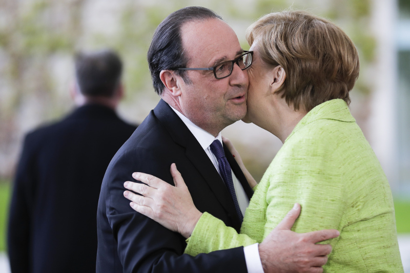 Βερολίνο: Με μια… αγκαλιά και ένα φιλί η τελευταία συνάντηση Μέρκελ – Ολάντ (φωτό)