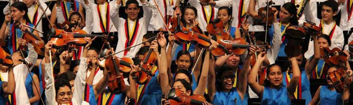 Η δημοτική ορχήστρα του Καράκας στο hotspot Σκαραμαγκά