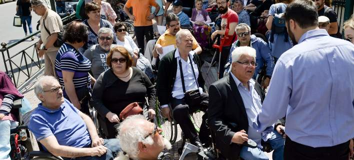 Συμβολική κατάληψη του Συλλόγου Παραπληγικών στα γραφεία του ΣΥΡΙΖΑ στην Βουλή – Παρέμβαση Π. Κουρουμπλή