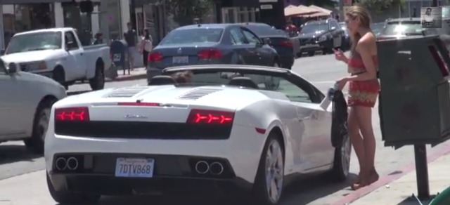 Βίντεο: Άνδρας με Lamborghini δείχνει πόσο εύκολες είναι οι γυναίκες