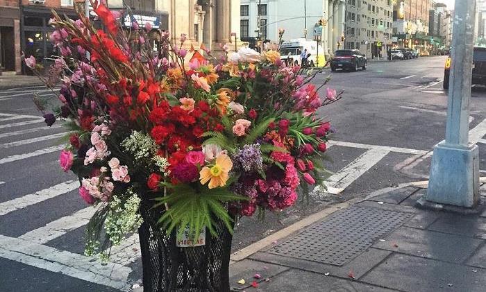 Οι κάδοι της Νέας Υόρκης μετατρέπονται σε βάζα με άνθη! (φωτό)
