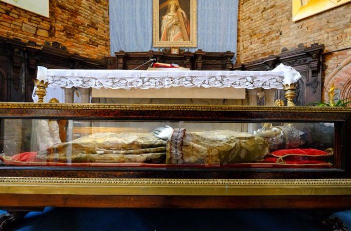 «Δρακόντεια μέτρα» στην Αγία Βαρβάρα για τα λείψανα της Αγίας Ελένης