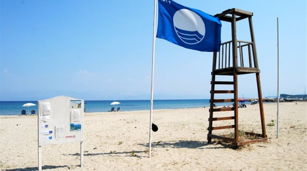 Η Ελλάδα δεύτερη στον κόσμο σε «γαλάζιες σημαίες» – 486 παραλίες με σημαίες