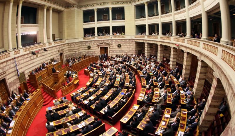 Σήμερα εισέρχονται στη Βουλή τα νέα μέτρα του 4ου Μνημονίου – Ψήφισμα για αποβολή ΚΟ Χρυσής Αυγής (βίντεο)