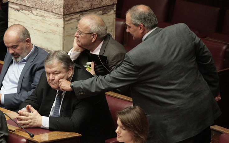 Ο Κώστας Καραμανλής τσίμπησε το… μάγουλο του Ε. Βενιζέλου στη βουλή (φωτό)