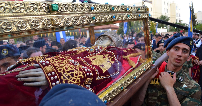Χιλιάδες πιστών συρρέουν καθημερινά, ώστε να προσκυνήσουν τα λείψανα της Αγίας Ελένης