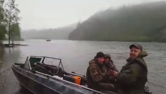 Βίντεο: Αυτοί οι Ρώσοι ψάρευαν στη λίμνη- Μέχρι που είδαν κάτι απίστευτο να έρχεται κατά πάνω τους!