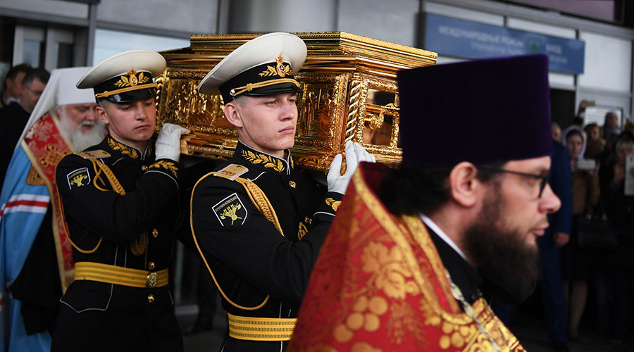 Μετά από 930 χρόνια τα λείψανα του Άγιου Νικόλαου εκτίθενται στην Μόσχα – Κοσμοσυρροή από τους πιστούς