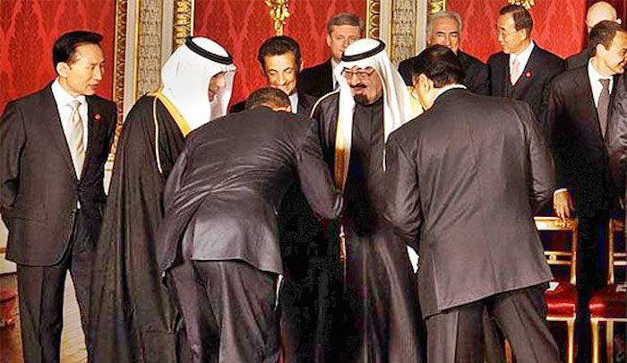 Όταν ο Ομπάμα έφτανε στα «πατώματα» για να «προσκυνήσει» τον Σαουδάραβα Βασιλιά