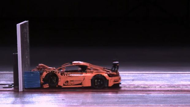 Μοντελισμός: Crash test σε μια Porsche 911 GT3 RS της LEGO (βίντεο)