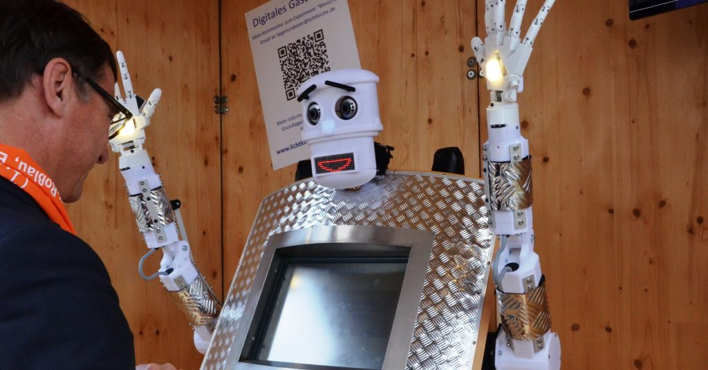 Βίντεο: Το ρομπότ παπάς μπορεί να σε ευλογήσει σε 5 γλώσσες!