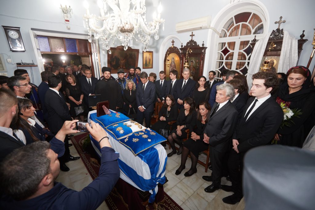 Με μαντινάδες και ριζίτικα ολοκληρώθηκε η ταφή του Κωνσταντίνου Μητσοτάκη