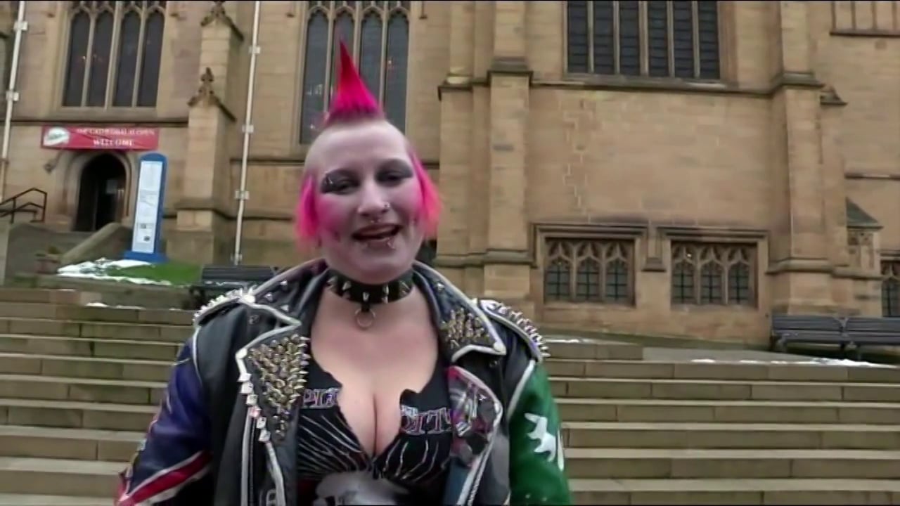 Μια punk γυναίκα μεταμορφώνεται σε ακαταμάχητο θηλυκό (βίντεο)