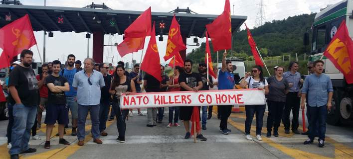 ΚΚΕ: Έστησε «μπλόκο» σε κομβόι του ΝΑΤΟ (φωτό, βίντεο)