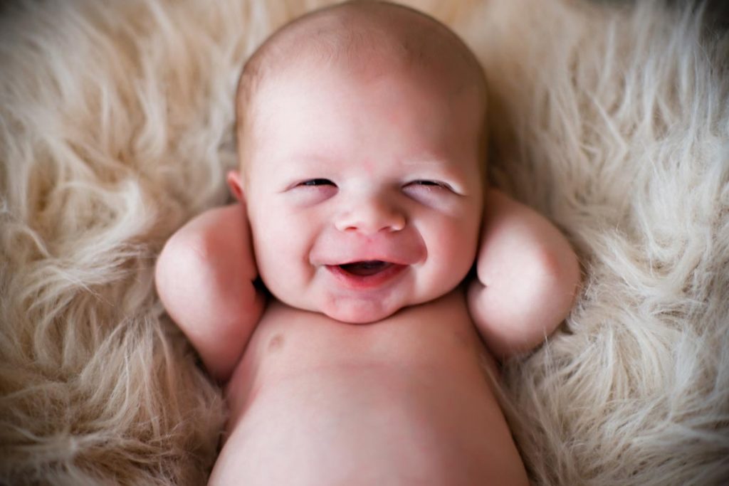 Βίντεο: Εχετε δει ποτέ μωρό να το πιάνει… υστερικό γέλιο;