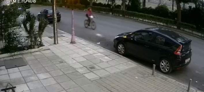 Θεσσαλονίκη: Μητέρα ποστάρει βίντεο που δείχνει αυτοκίνητο να παρασέρνει την κόρη της! (βίντεο)