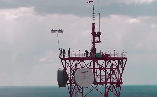 Άνδρας έκανε ελεύθερη πτώση από drone! Εσείς θα δοκιμάζατε; (βίντεο)