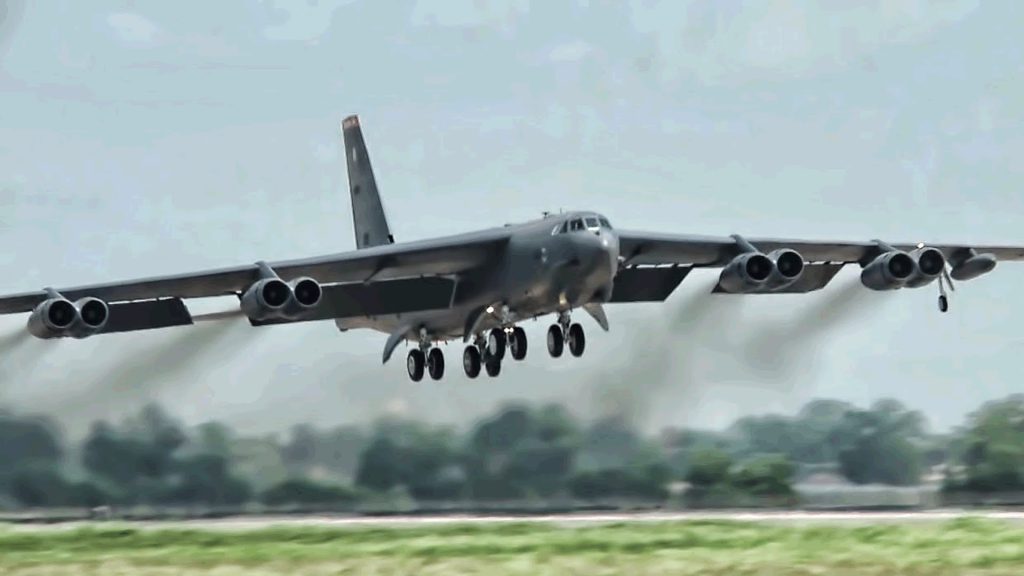 B-52H της USAF προσγειώνονται στο Fairford (βίντεο)