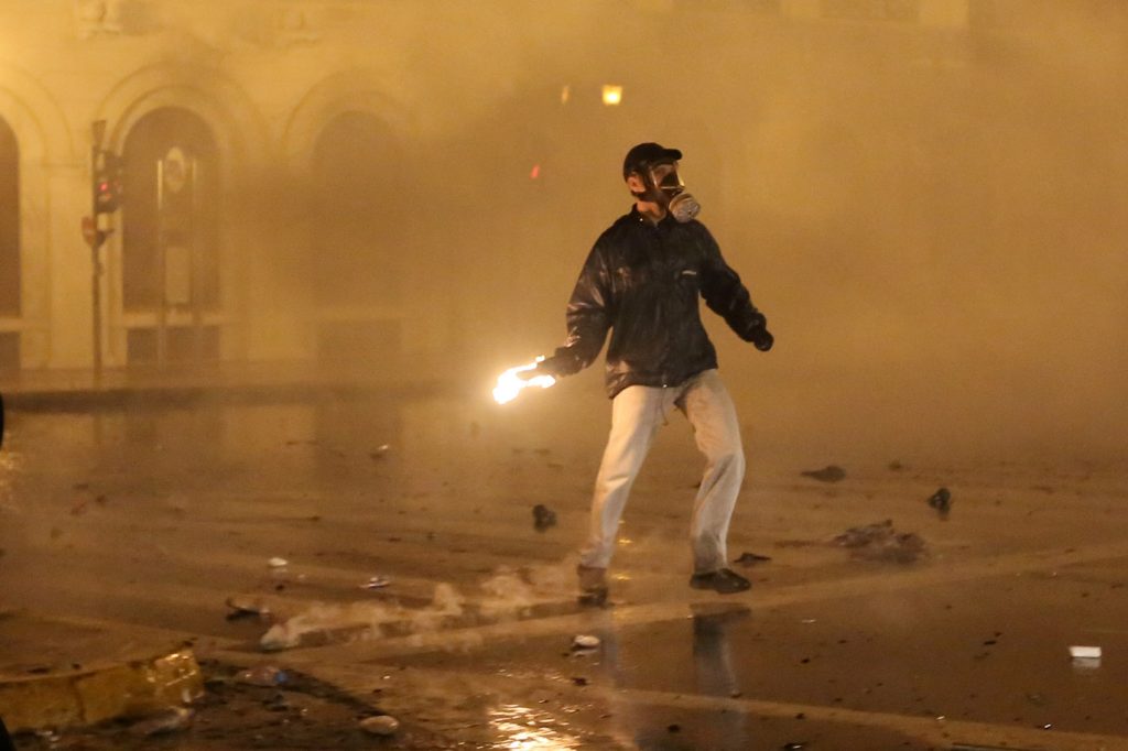 Θεσσαλονίκη: Κουκουλοφόροι επιτέθηκαν με βόμβες μολότοφ στα γραφεία του ΣΥΡΙΖΑ
