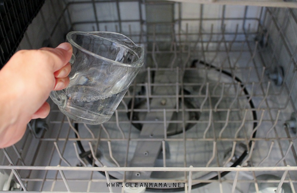 Βίντεο: Έτσι θα καθαρίσετε και θα απολυμάνετε το πλυντήριο πιάτων σας