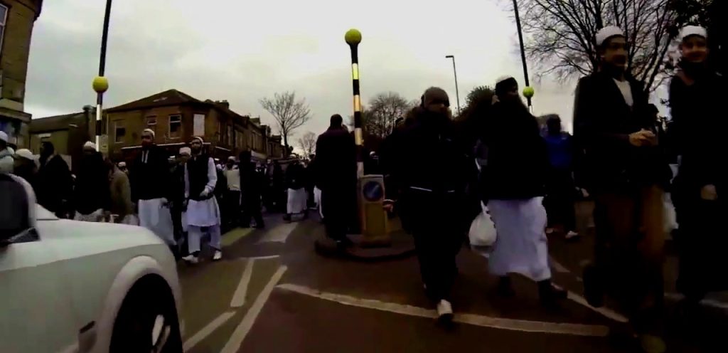 Βίντεο: Οι ισλαμιστές κινούνται σε δρόμο του Λονδίνου «χαλαροί» πριν ξεκινήσουν την σφαγή