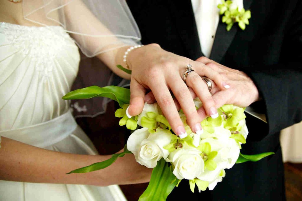 Βίντεο: Ένας καλεσμένος έκανε άνω κάτω όλο το γάμο