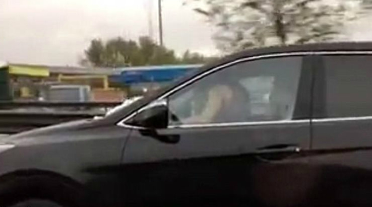 Αυτοκίνητο κινείται με 70 χλμ. την ώρα και οι επιβάτες κάνουν κάτι τρομερά περίεργο (βίντεο)