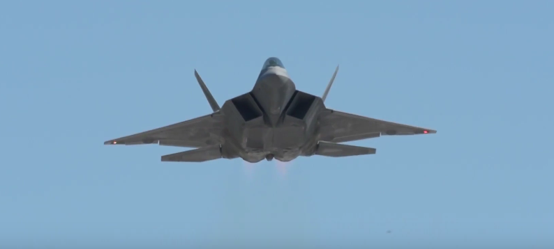 To κορυφαίο μαχητικό F-22 ίπταται και… «βρυχάται»! (βίντεο)