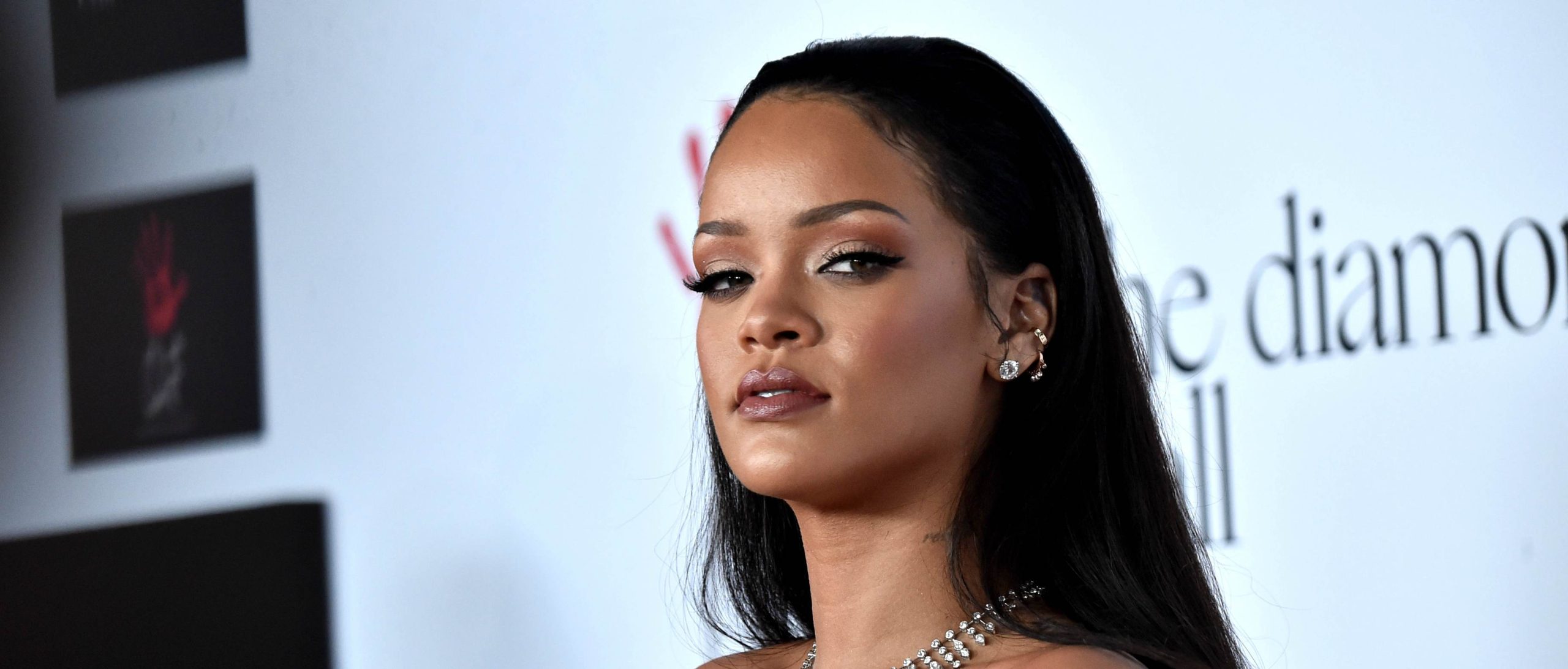 Η Rihanna αποστομώνει δημοσιογράφο που έκανε αρνητικά σχόλια για τα κιλά της (φωτό)