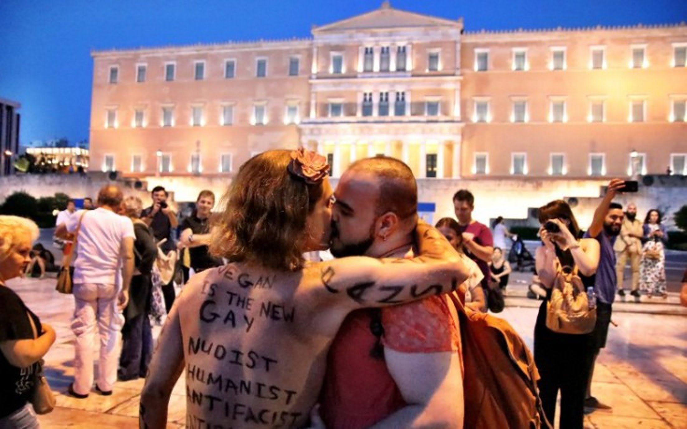 «Athens Pride»: Η αμφιλεγόμενη εκδήλωση που εγείρει αμηχανία και προβληματισμό