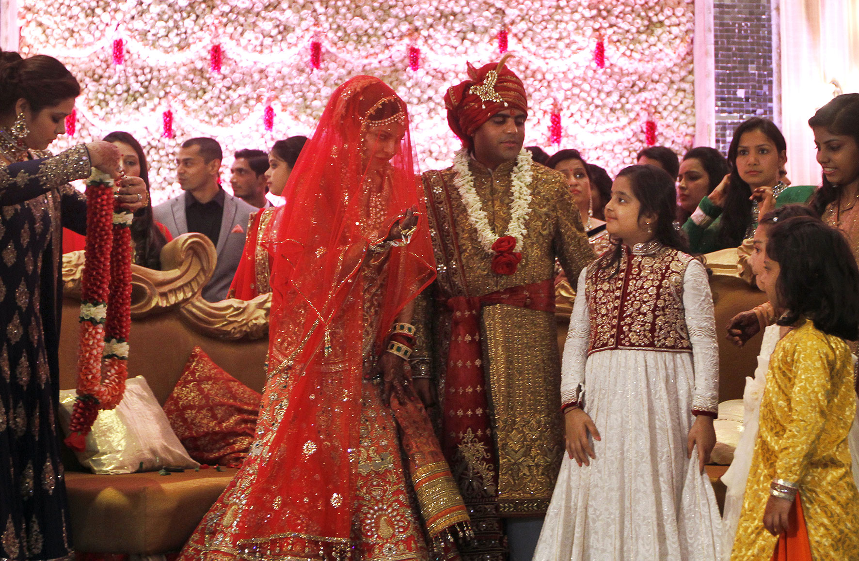 Βίντεο: Στην Ινδία οι γάμοι δεν είναι ποτέ… απλοϊκοί
