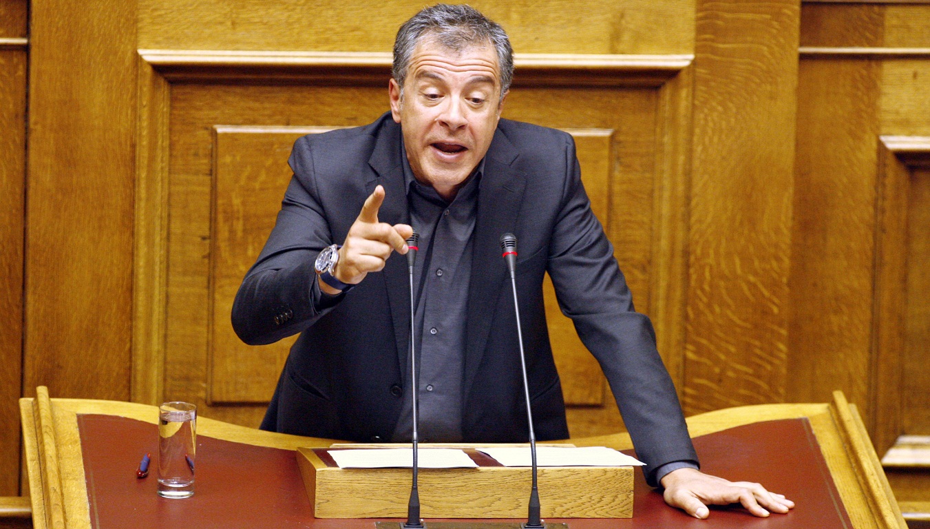 Σταύρος Θεοδωράκης: Ψάχνει απαντήσεις μέσα στη Βουλή