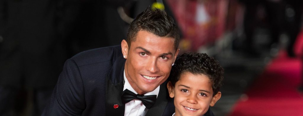 Ο γιος του Ρονάλντο «μαγεύει» τον κόσμο με τις ικανότητες του στο ποδόσφαιρο (βίντεο)